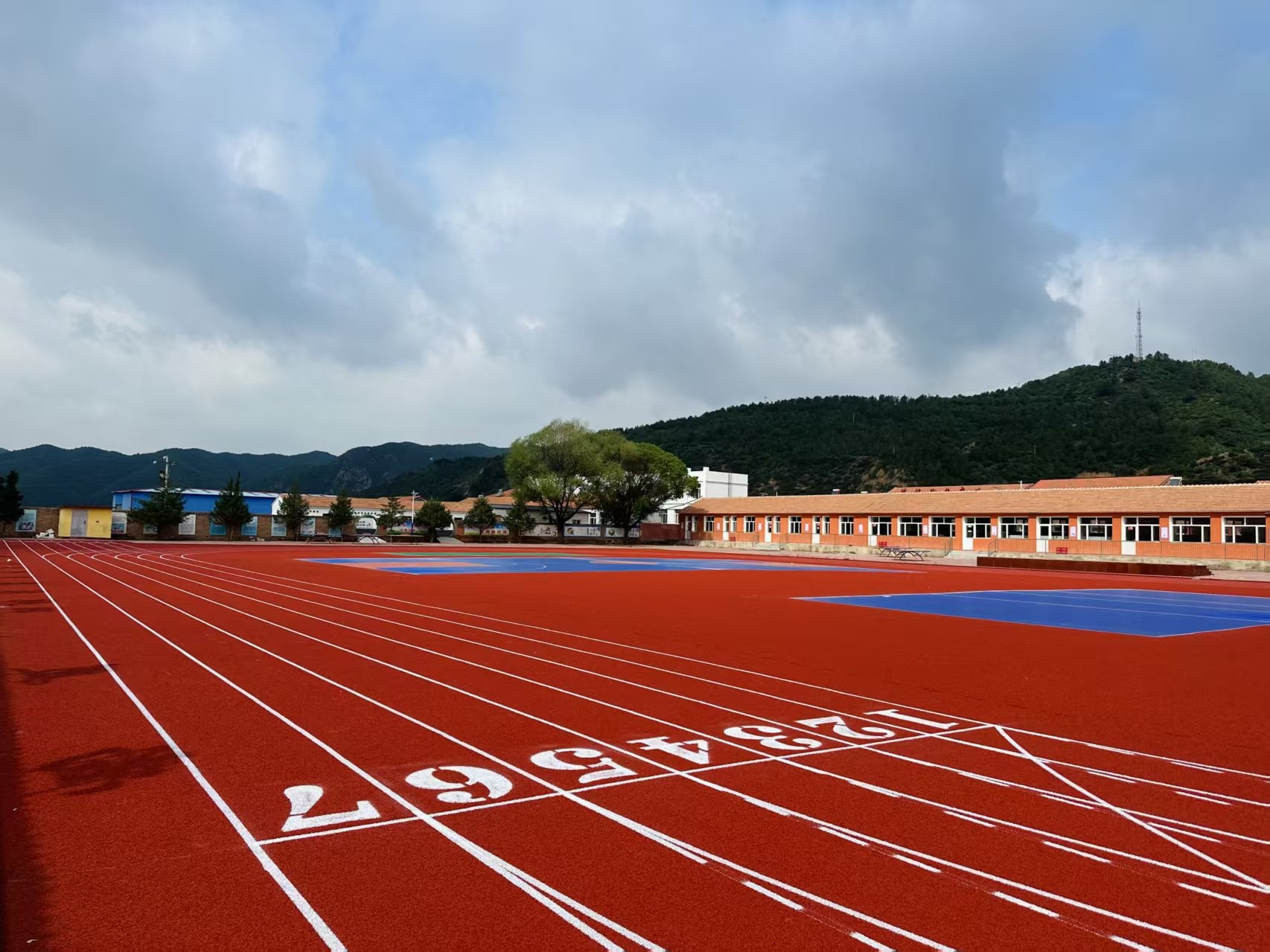 菏泽市自结纹塑胶跑道塑胶地面 - 价格
